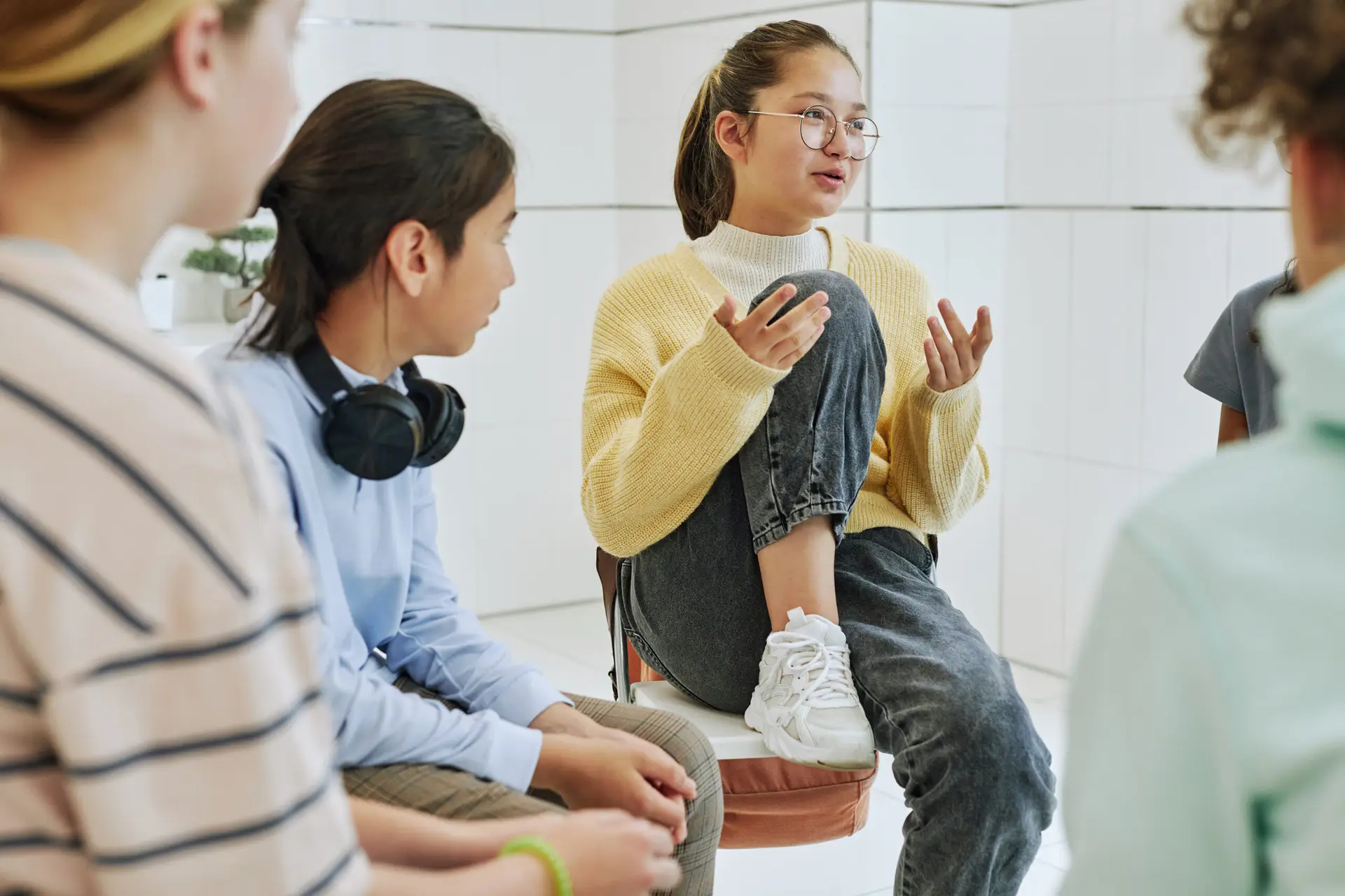 Teen Mental Health Treatment in Lynne - teen sharing in support group